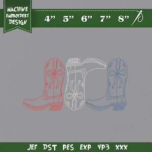 Op de afbeelding: Machine borduurontwerp met drie cowboylaarzen in rood, wit en blauw, met een strikdetail. Het ontwerp is verkrijgbaar in maten van 10.16 cm tot 20.32 cm. De tekst "MACHINE EMBROIDERY DESIGN" staat bovenaan.