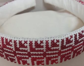 Diadema palestina bordada sobre tela blanca