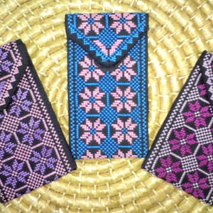 Cartera palestina bordada con flores