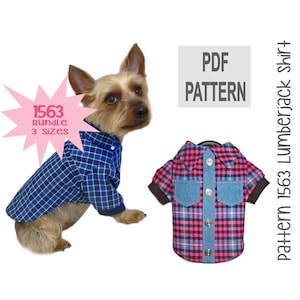Op de afbeelding: PDF-patroon voor een Lumberjack-shirt voor honden. Het patroon omvat drie maten en wordt getoond op een kleine hond die een blauw-wit geruit shirt draagt.