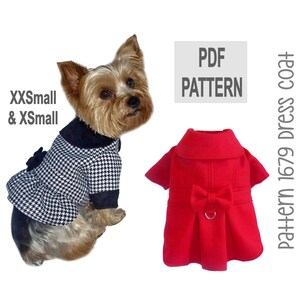 Puede incluir: Patrón PDF para un abrigo de vestido rojo para un perro pequeño. El patrón es para las tallas XXS y XS. El patrón se muestra en un Yorkshire Terrier que lleva un vestido de pata de gallo blanco y negro.