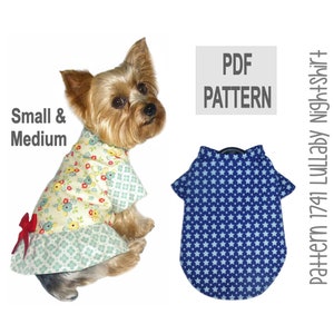 Op de afbeelding: PDF-patroon voor een hondennachthemd, genaamd "Lullaby Nightshirt", in de maten klein en middel. Het patroon toont een blauwe nachthemd met witte sterren en een hond die een bloemennachthemd draagt.
