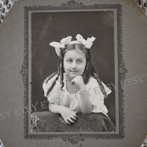 Echte Victoriaanse portret foto kabinet kaart interessante mode/hairstyle photograph-Bologna krullen grote haar boog Dimple Jersey City NJ
