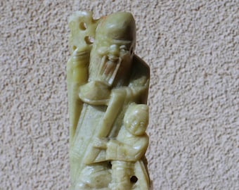 19 世紀の石鹸石彫刻、中国の長寿の神である寿老が杖と桃の像を持って