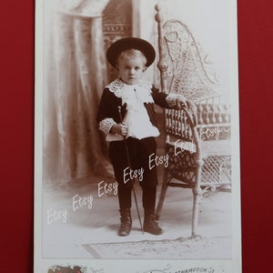 Echte Victoriaanse Portret Foto Cabinet Card Interessante Fashion Adorable Little Boy Foto in Knickers, Hoed, Lace Trim Collar, Booties