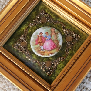 Wunderschöne Vintage Viktorianische Frau Mann Hofszene GERAHMT PORZELLAN Kamee PORTRAIT Konvex Glas Samt Matte Fragonard Gold Wandbehang