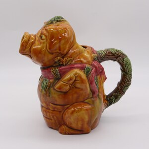 Vintage 7.5&quot; PIG PITCHER Majolica-Like Whimsical Retro Mid-Century Modern Mod Earth Tones Avocado Green Vine Leaves Collectible Decor