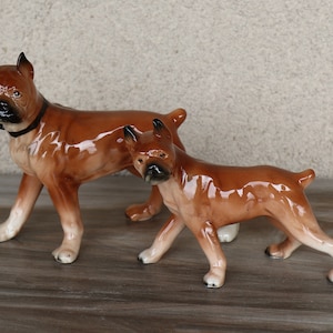 Vintage BOXER Hundmamma och Valp Porslinsfigur Keramik - Klassisk Hund - Fin storlek - 15 cm lång x 12 cm hög Lipper & Mann Japan