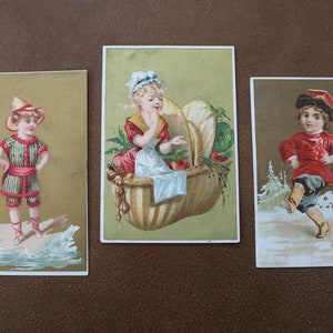Antieke jaren 1890 Vintage Victoriaanse Handel Trading Card Lot Collectible Ephemera Little Boy Girl Badpak - Klaar om te worden ingelijst