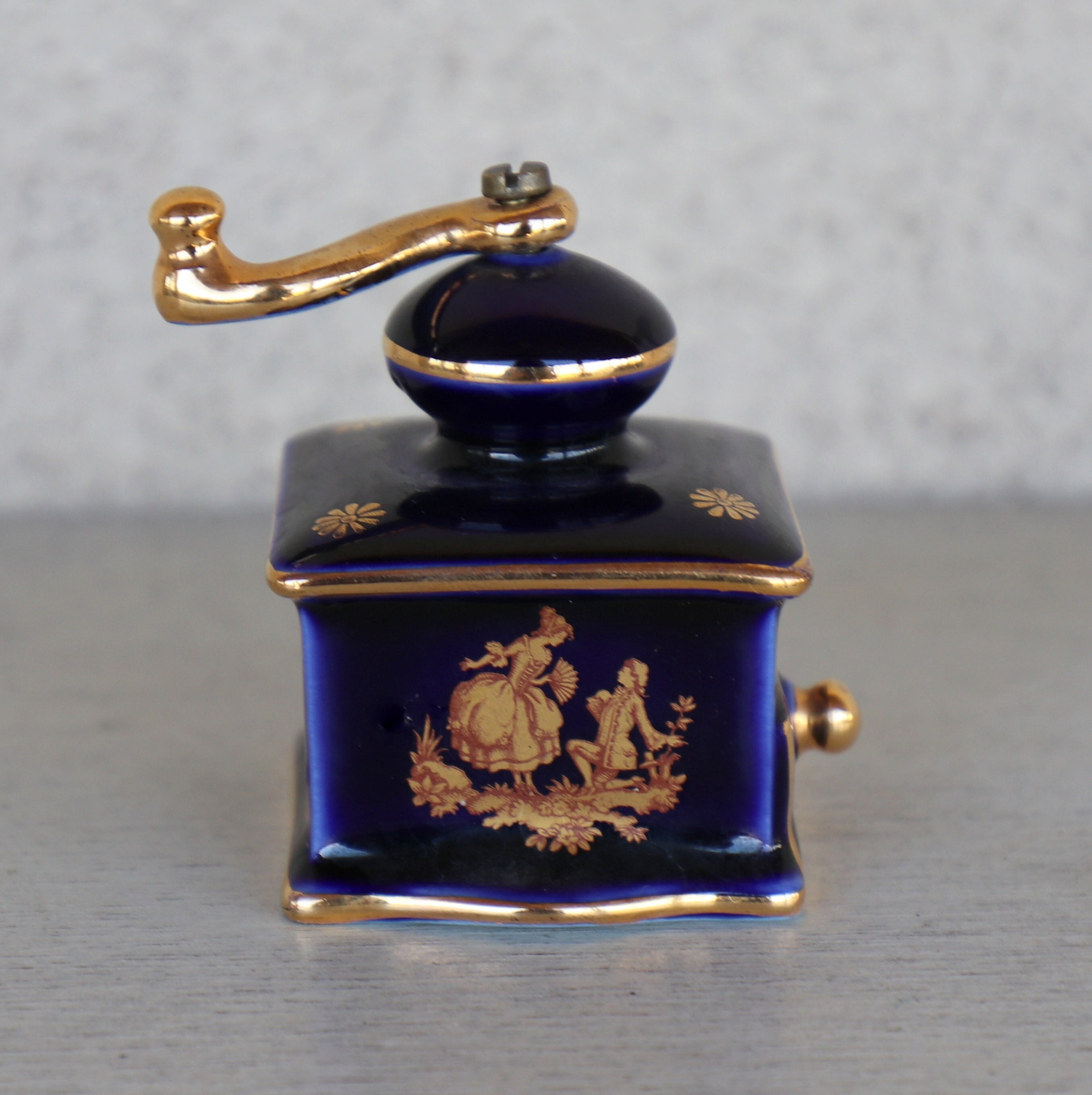 Petite Théière pour vitrine objet miniature- Limoges France 10 cm de haut  - Label Emmaüs