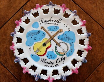 Lovely Vintage Colorful NASHVILLE, TENNESSEE "Music City" Souvenir Plate Guitar Banjo Bluegrass 8"