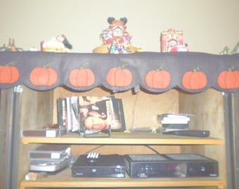 Shelf scarf with pumpkins measuring 36 inches