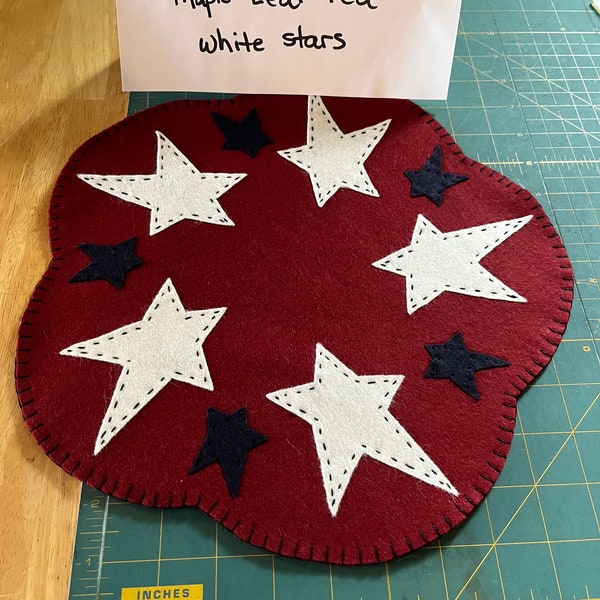 Tapis à bougies patriotique/américain/ 4 juillet avec une feuille d'érable sur fond rouge, de grandes étoiles blanc cassé et de petites étoiles bleu marine.