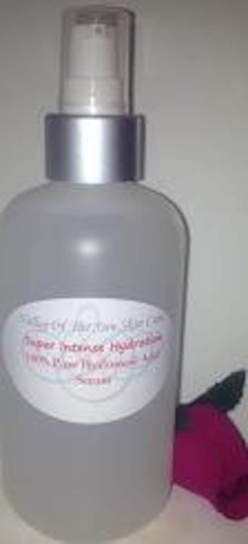 Puede incluir: Una botella de vidrio transparente con una tapa de bomba plateada y una etiqueta blanca que dice "Super Intense Hydration 100% Pure Hyaluronic Acid Serum".