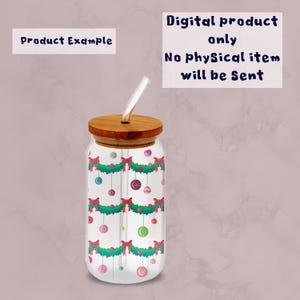Puede incluir: Un vaso de vidrio transparente con tapa de madera y pajita. El vaso está decorado con un patrón repetido de guirnaldas verdes, lazos rojos y adornos coloridos. El texto en la imagen dice "Product Example" y "Digital product only. No physical item will be sent."