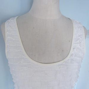 Vestido mini de encaje Free People: brillo dorado, volantes suaves, talla mediana imagen 4