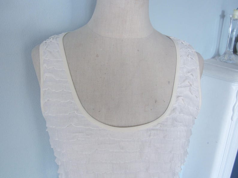 Vestido mini de encaje Free People: brillo dorado, volantes suaves, talla mediana imagen 4