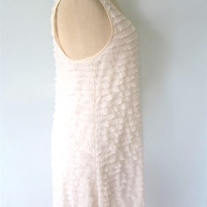 Vestido mini de encaje Free People: brillo dorado, volantes suaves, talla mediana imagen 5