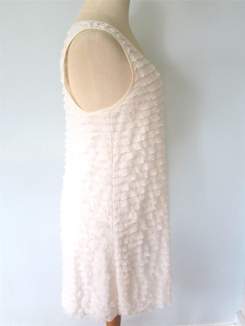 Vestido mini de encaje Free People: brillo dorado, volantes suaves, talla mediana imagen 5