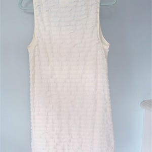 Vestido mini de encaje Free People: brillo dorado, volantes suaves, talla mediana imagen 10