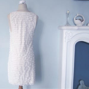 Vestido mini de encaje Free People: brillo dorado, volantes suaves, talla mediana imagen 3
