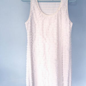 Vestido mini de encaje Free People: brillo dorado, volantes suaves, talla mediana imagen 9