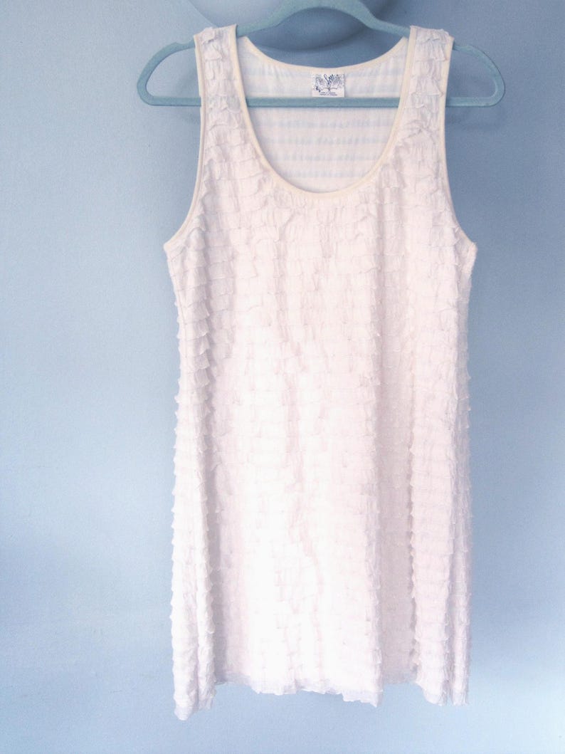 Vestido mini de encaje Free People: brillo dorado, volantes suaves, talla mediana imagen 9