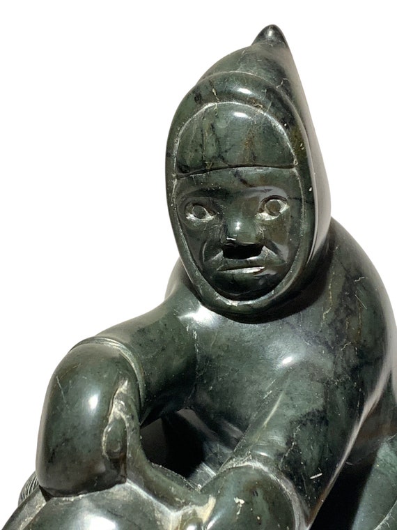 彫刻・オブジェ Inuit stone carving object Inuit Art Dark Green Stone Carving Sculpture - HUNTER