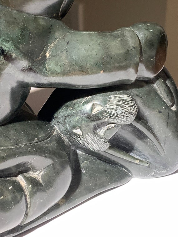 彫刻・オブジェ Inuit stone carving object Inuit Art Dark Green Stone Carving Sculpture - HUNTER