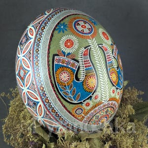 Uovo di struzzo di Natale con angeli, regalo di Natale ucraino dipinto a mano da collezione. Autentica Pysanka ucraina di Halyna Osterei di alta qualità.