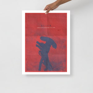 Könnte beinhalten: Ein minimalistisches Poster in Rot und Blau mit dem Text "ALIEN making worlds inhabitable since 1979" und einer Silhouette der außerirdischen Kreatur aus dem Film.