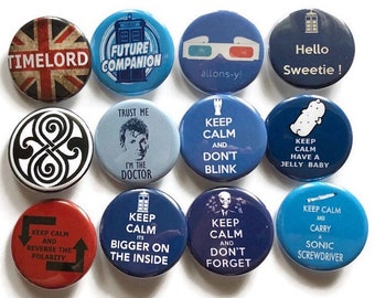 Puede incluir: Doce botones redondos azules y rojos con diferentes lemas de Doctor Who. Los botones presentan lemas como "Keep Calm and Don't Blink", "Keep Calm and Carry a Sonic Screwdriver", y "Trust Me I'm the Doctor".