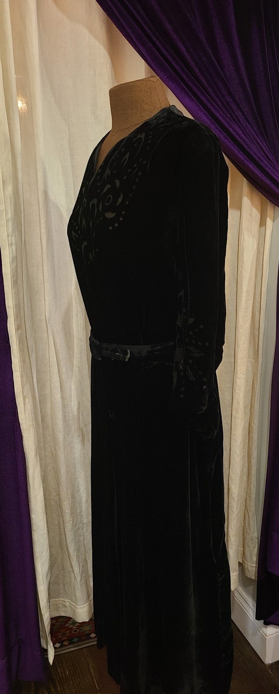 Larger Size - Vintage Black Silk Velvet Belted Dr… - image 7