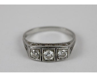 1930s Art Deco 18K White Gold Filigree Ring with 3 Diamonds