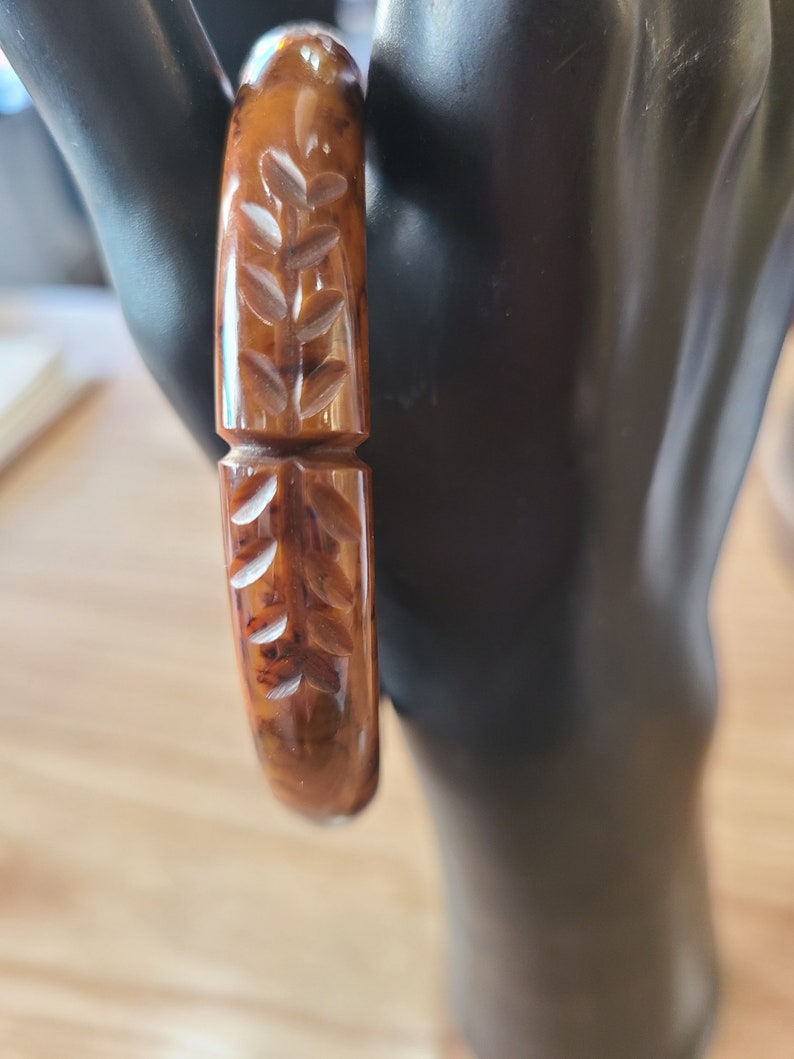 Vintage Caramel Carved Bakelite Bangle Bracelet ca 1940s