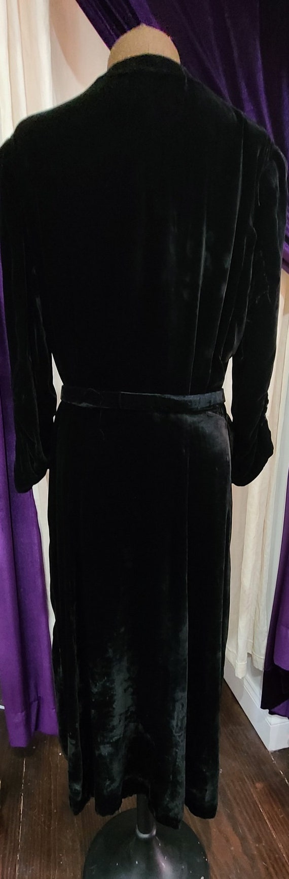 Larger Size - Vintage Black Silk Velvet Belted Dr… - image 8