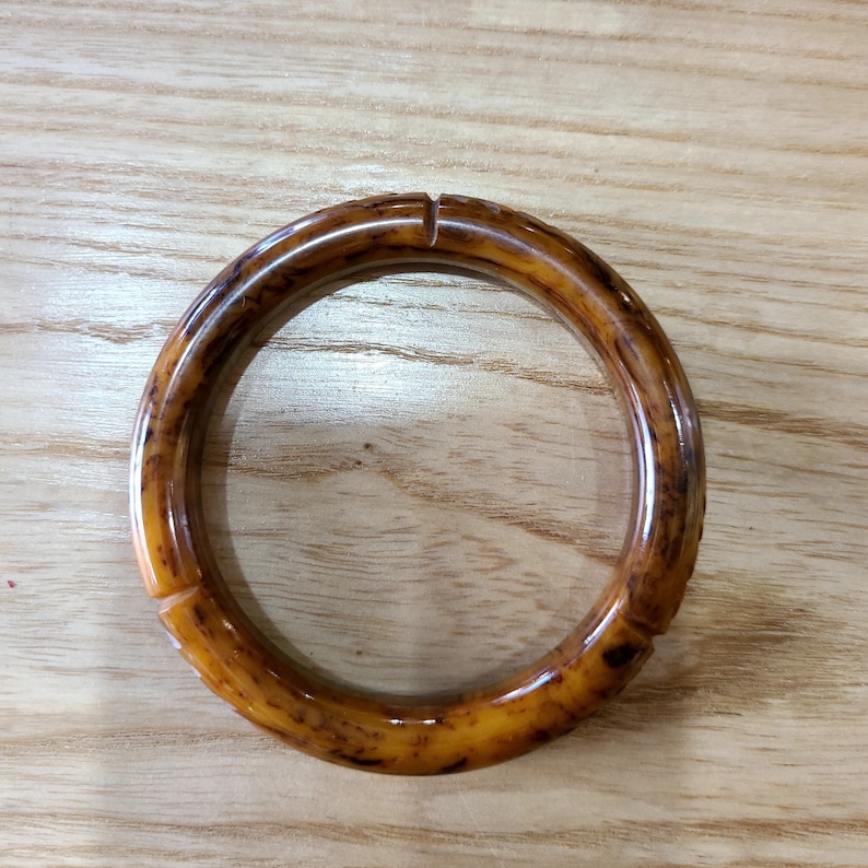 Vintage Caramel Carved Bakelite Bangle Bracelet ca 1940s