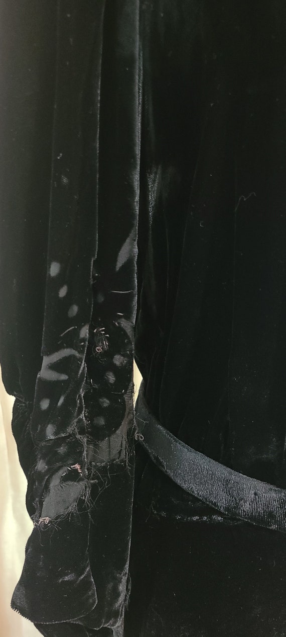 Larger Size - Vintage Black Silk Velvet Belted Dr… - image 3