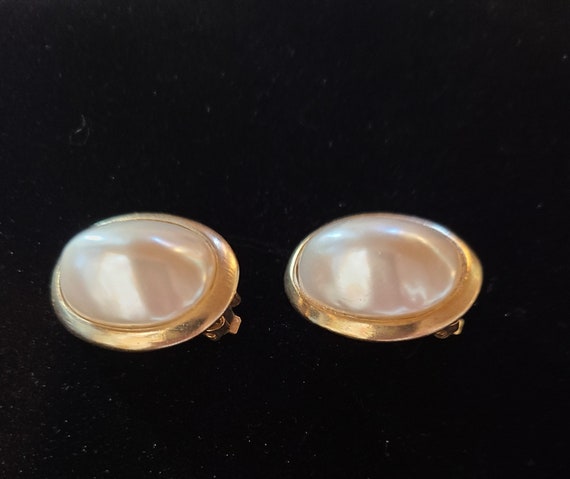 Vintage Faux Mabe Pearl and Gold Tone Clip On Ear… - image 4
