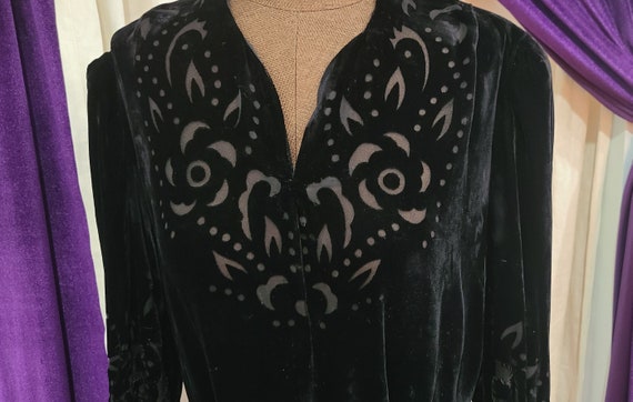 Larger Size - Vintage Black Silk Velvet Belted Dr… - image 2