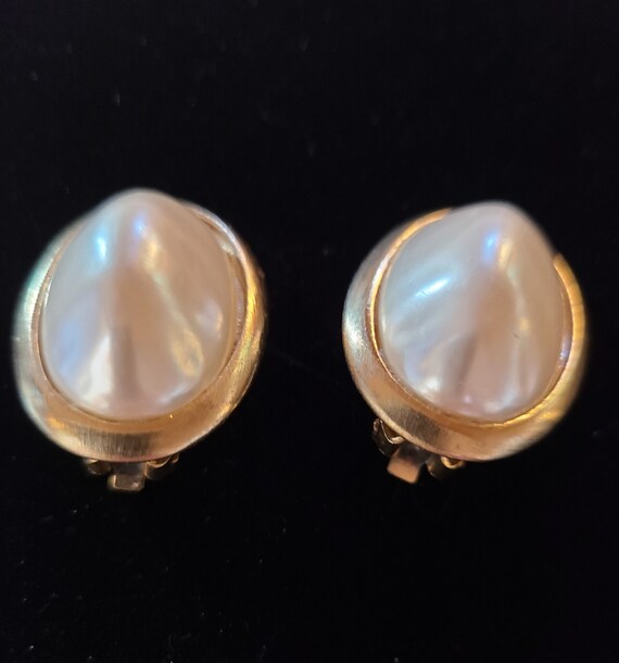 Vintage Faux Mabe Pearl and Gold Tone Clip On Ear… - image 3