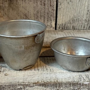 Vintage Tin Measuring Cups x 4, 1950s Measuring Cups , Farmhouse Kitchen Tools Decor