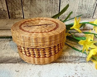 Vintage Boho Lidded Wicker Trinket Box, Round Woven Straw Sewing Basket, 1970s Chinese Import Souvenir Basket, Earthy Farmhouse Shelf Decor