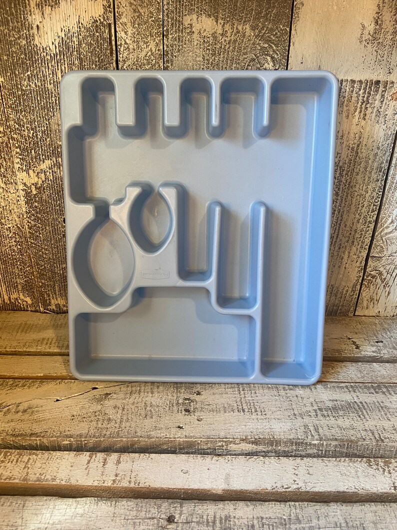 Pode incluir: Uma bandeja de talheres de pl&aacute;stico azul claro com compartimentos para garfos, facas, colheres e outros utens&iacute;lios. A bandeja &eacute; retangular com uma s&eacute;rie de divis&oacute;rias para manter os itens organizados. Ideal para uma gaveta de cozinha.