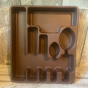 Pode incluir: Um conjunto de tr&ecirc;s canecas de cer&acirc;mica com uma cobertura salpicada de cor creme. Cada caneca apresenta um design floral pintado &agrave; m&atilde;o em tons de azul, verde e amarelo. As canecas t&ecirc;m uma forma simples e arredondada e uma pega confort&aacute;vel.