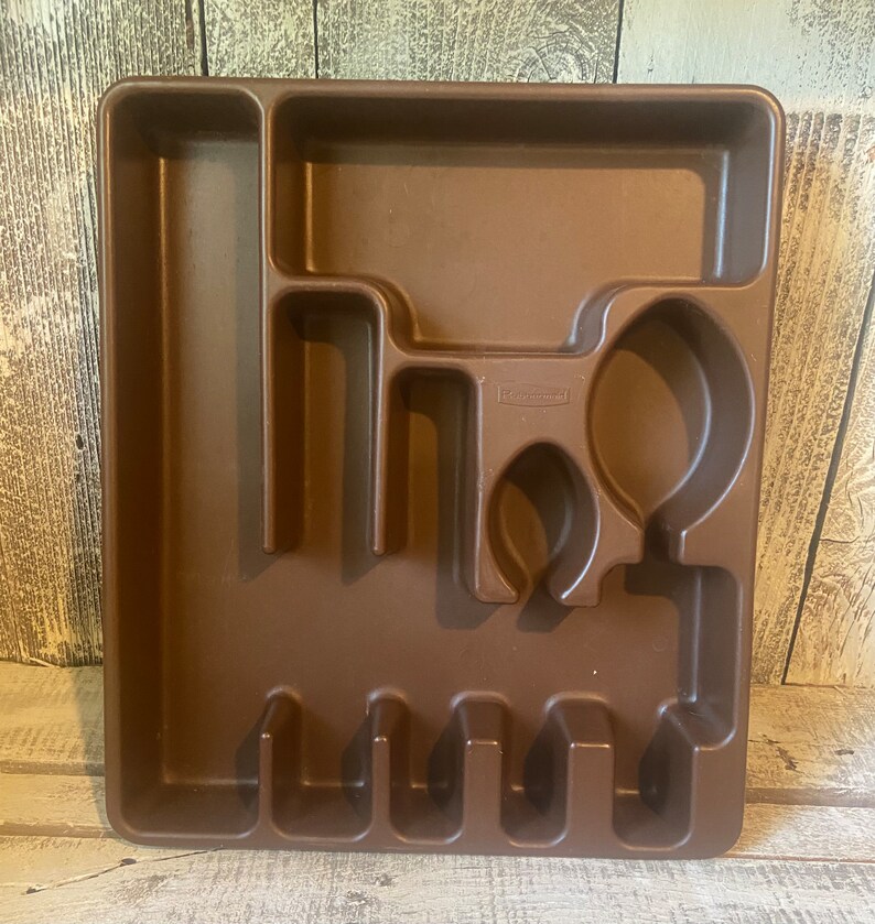 Pode incluir: Um conjunto de tr&ecirc;s canecas de cer&acirc;mica com uma cobertura salpicada de cor creme. Cada caneca apresenta um design floral pintado &agrave; m&atilde;o em tons de azul, verde e amarelo. As canecas t&ecirc;m uma forma simples e arredondada e uma pega confort&aacute;vel.