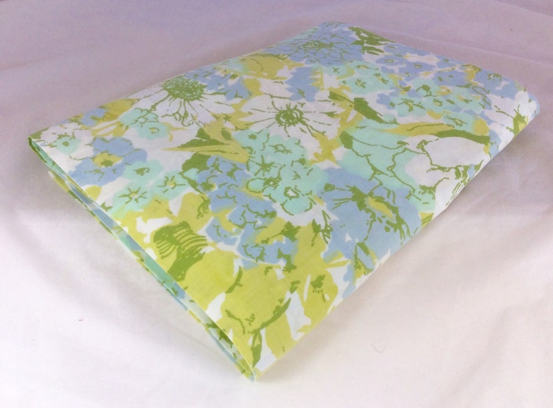 Bedding Vintage Twin Flat Sheet In Blue Bold Flowered Print Spring Summer Bedding Pretty Blue Floral Flat Twin Sheet Home Living