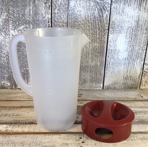 Rubbermaid 2 Quart 1/2 Gallon Pitcher W Pour Spout and Lid 