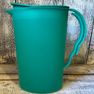 Vintage Tupperware Pitcher 2Qt Illusions Slimline in Green, 2  Quart Pitcher no 3333