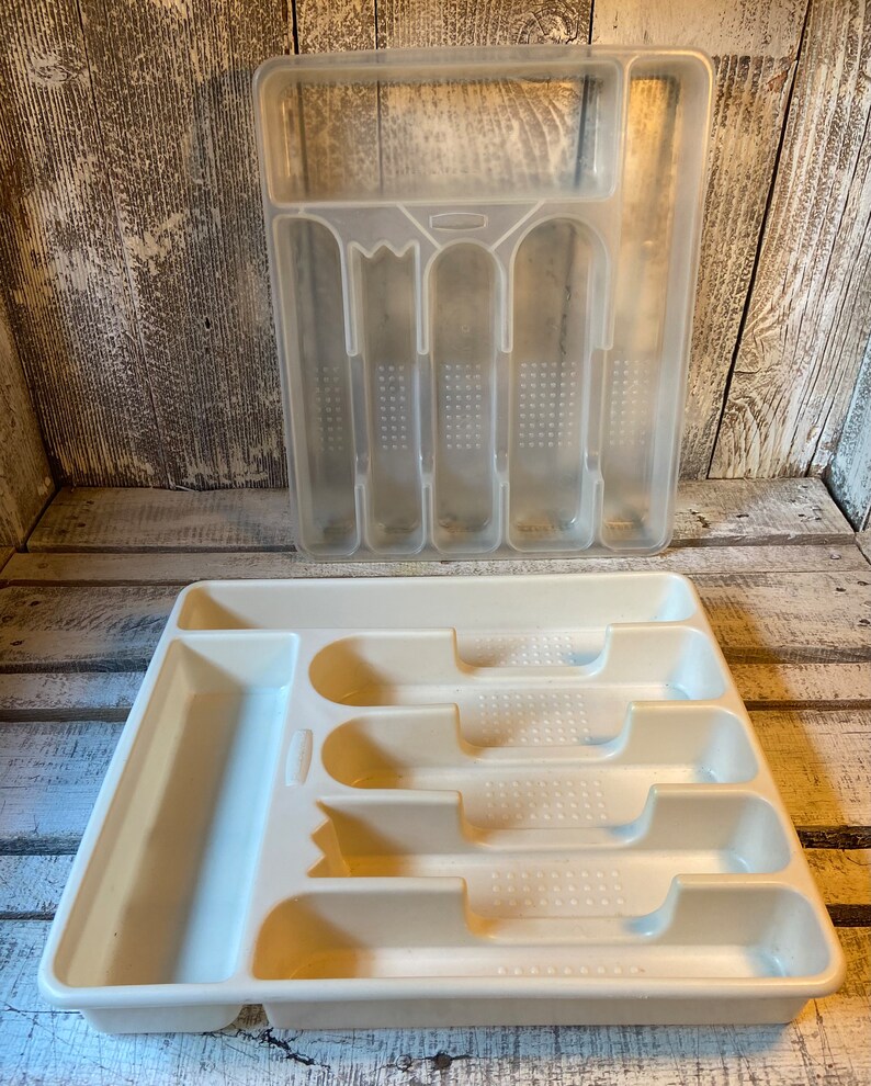 Pode incluir: Duas bandejas de talheres de pl&aacute;stico. A bandeja superior &eacute; transparente e a inferior &eacute; esbranqui&ccedil;ada. Ambas as bandejas t&ecirc;m v&aacute;rios compartimentos para organizar os talheres. A bandeja transparente est&aacute; posicionada acima da esbranqui&ccedil;ada.